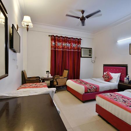 Family Spot Hotel New Delhi Eksteriør billede