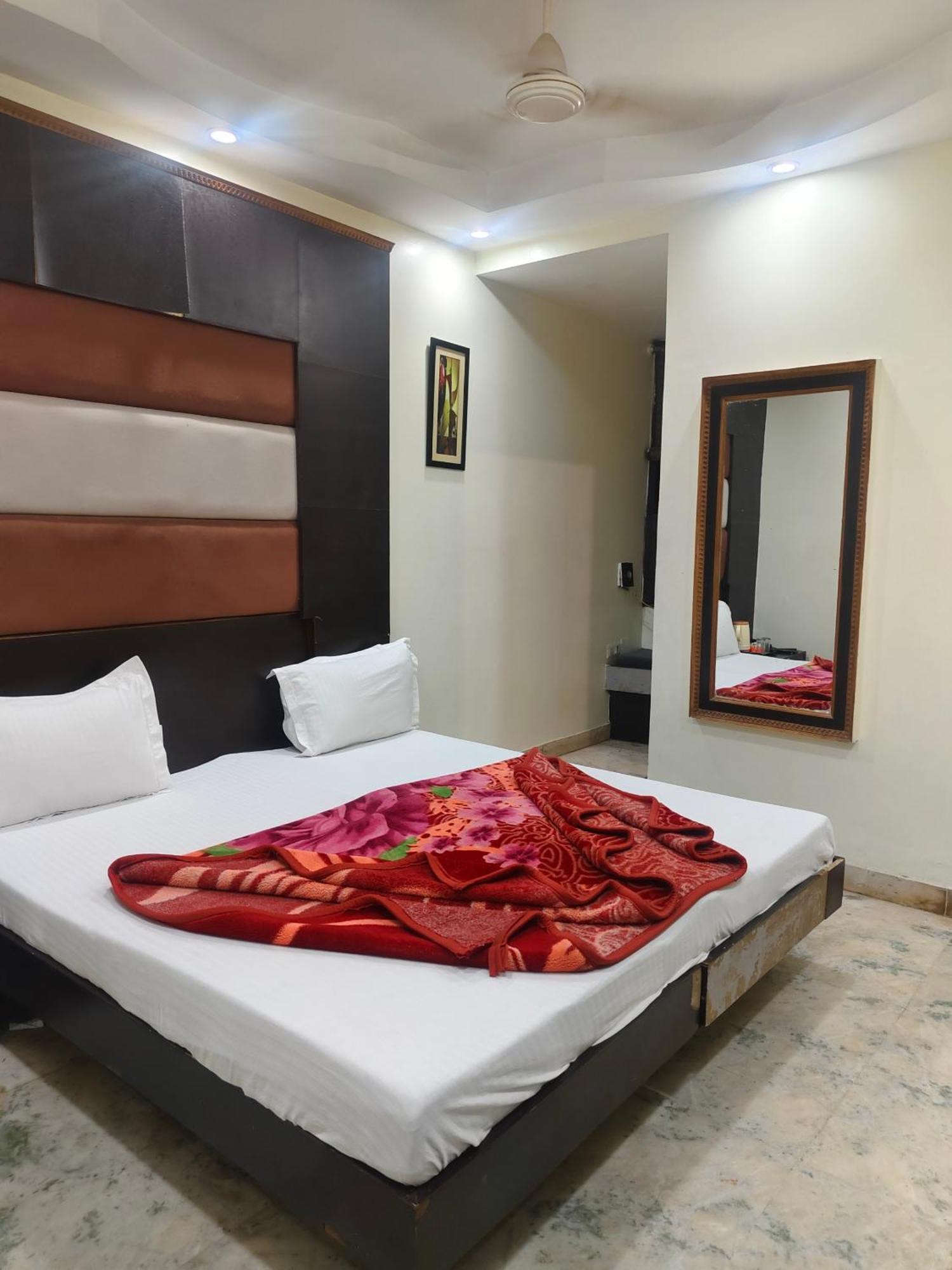 Family Spot Hotel New Delhi Eksteriør billede