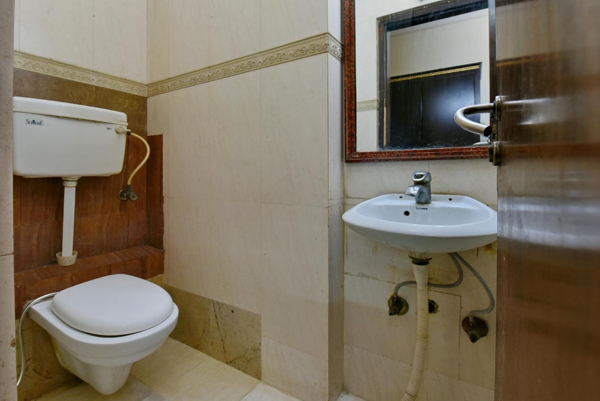 Family Spot Hotel New Delhi Eksteriør billede