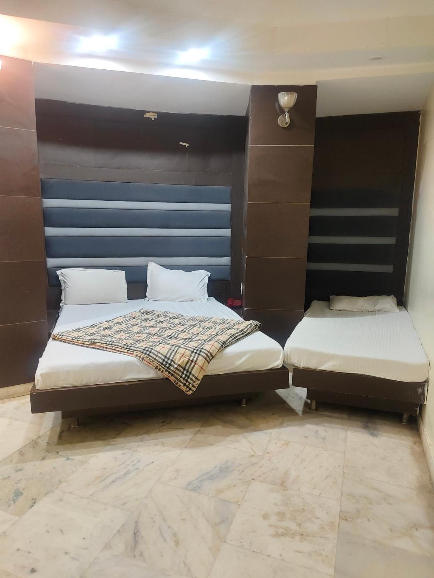 Family Spot Hotel New Delhi Eksteriør billede