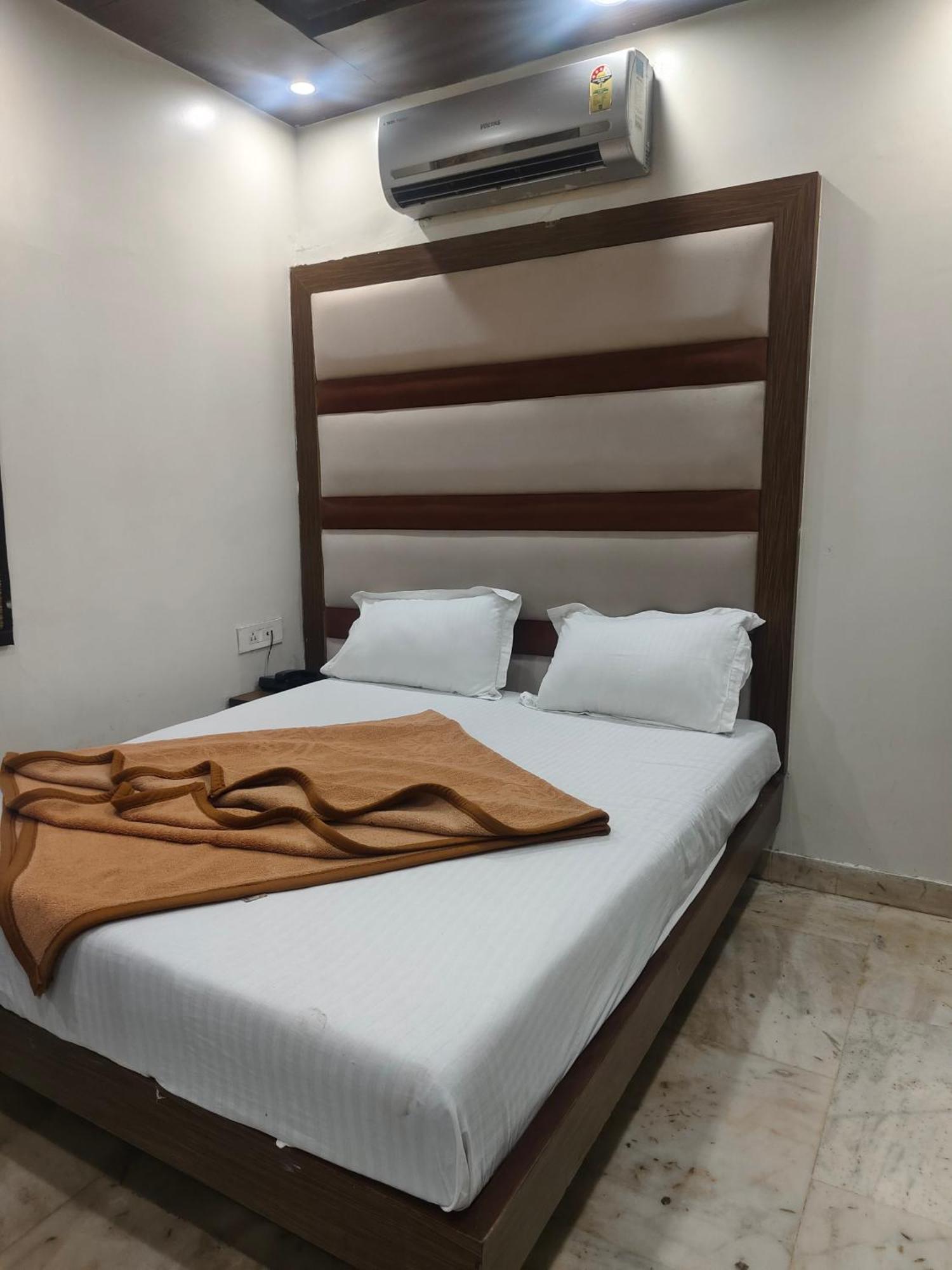 Family Spot Hotel New Delhi Eksteriør billede