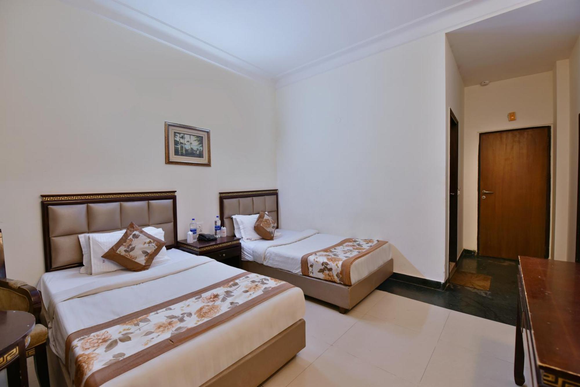 Family Spot Hotel New Delhi Eksteriør billede