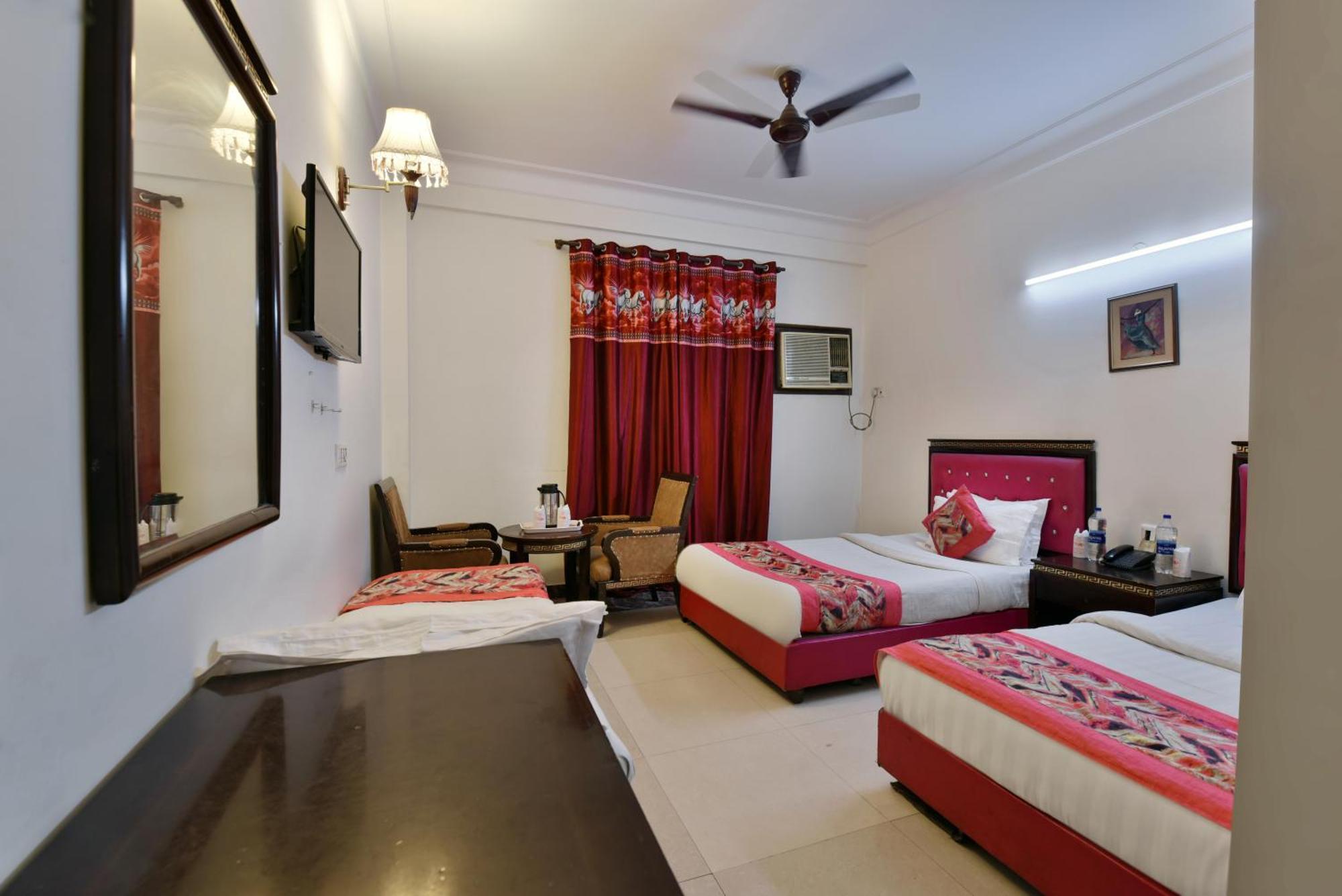 Family Spot Hotel New Delhi Eksteriør billede