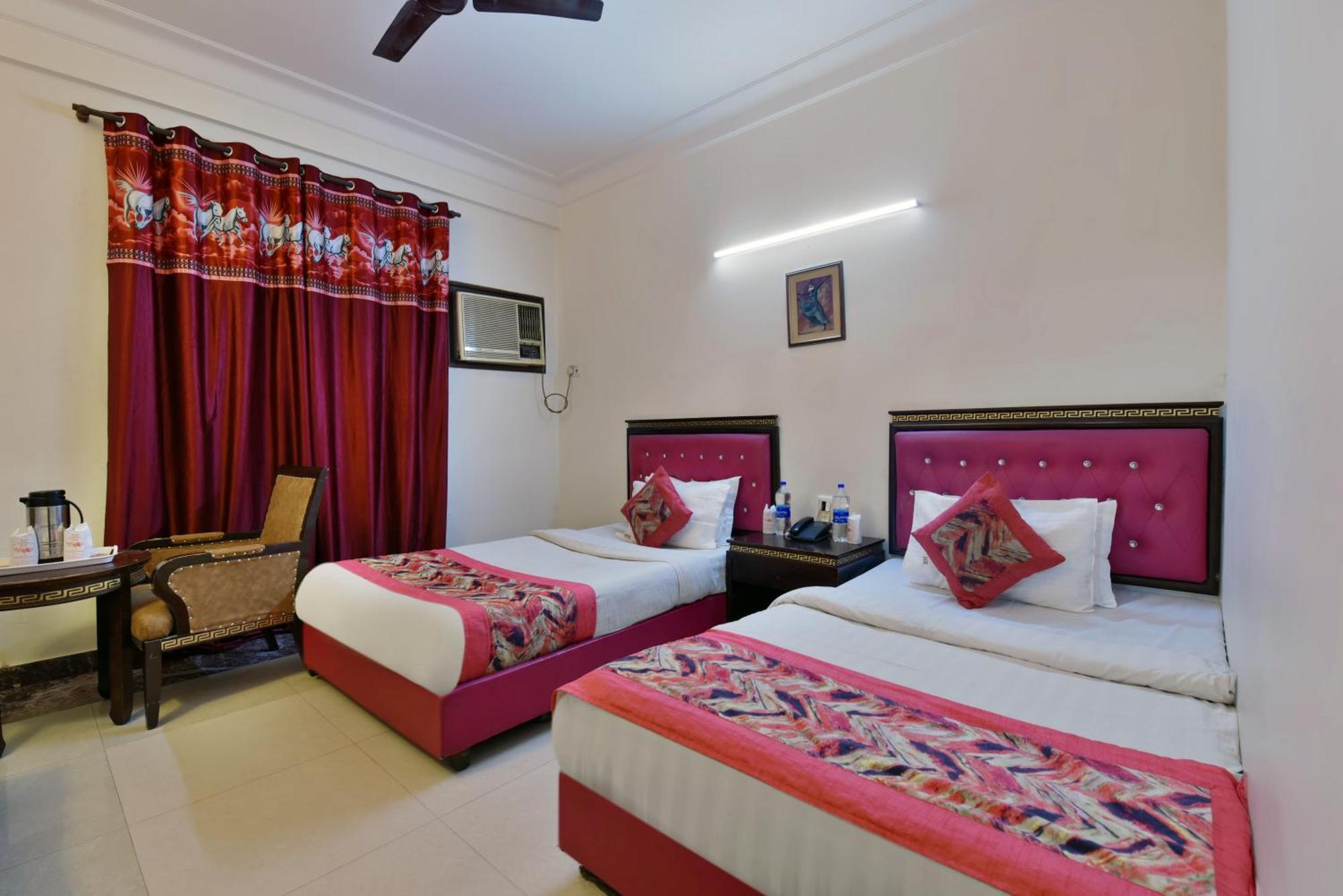 Family Spot Hotel New Delhi Eksteriør billede