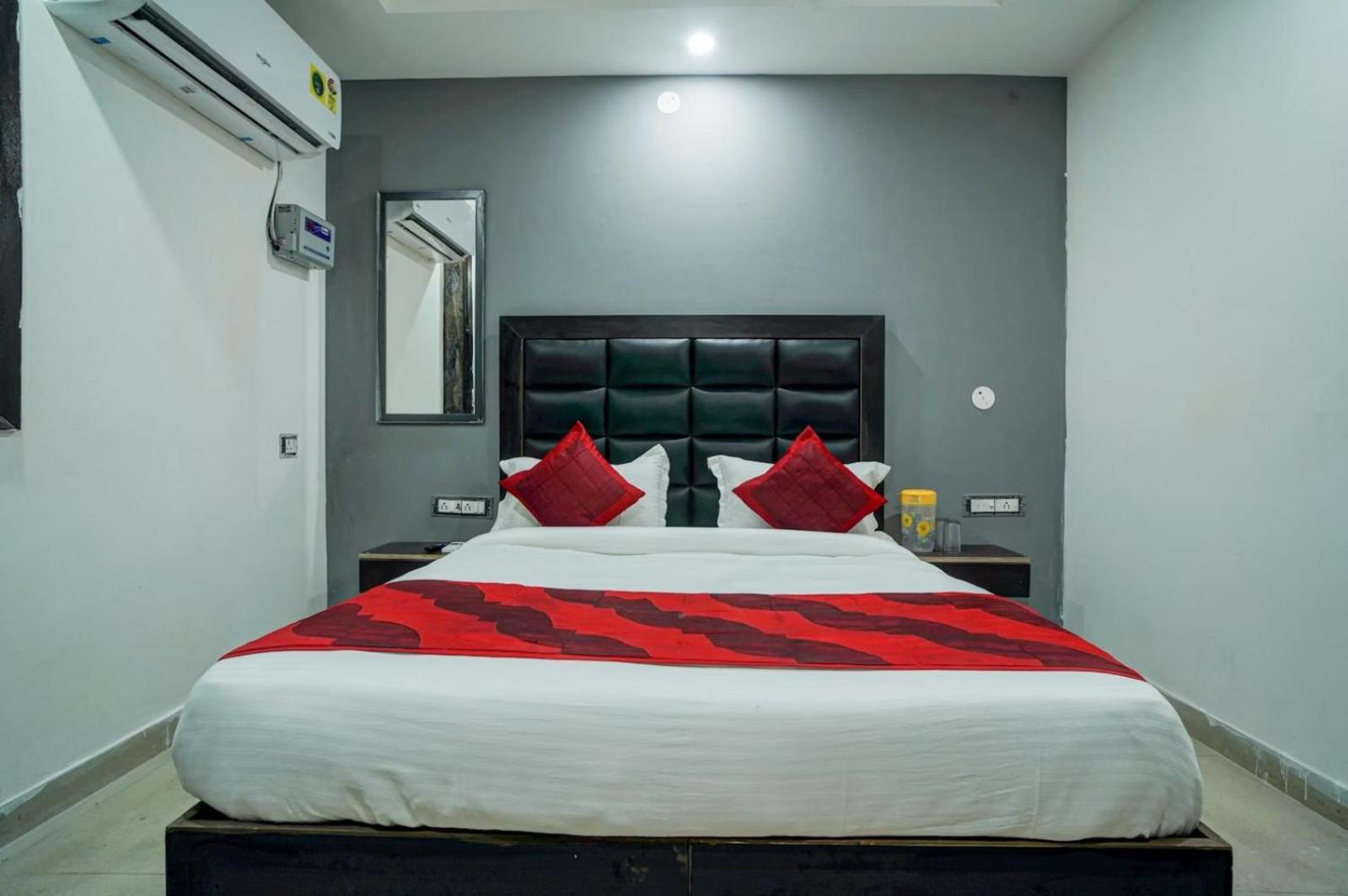 Family Spot Hotel New Delhi Eksteriør billede