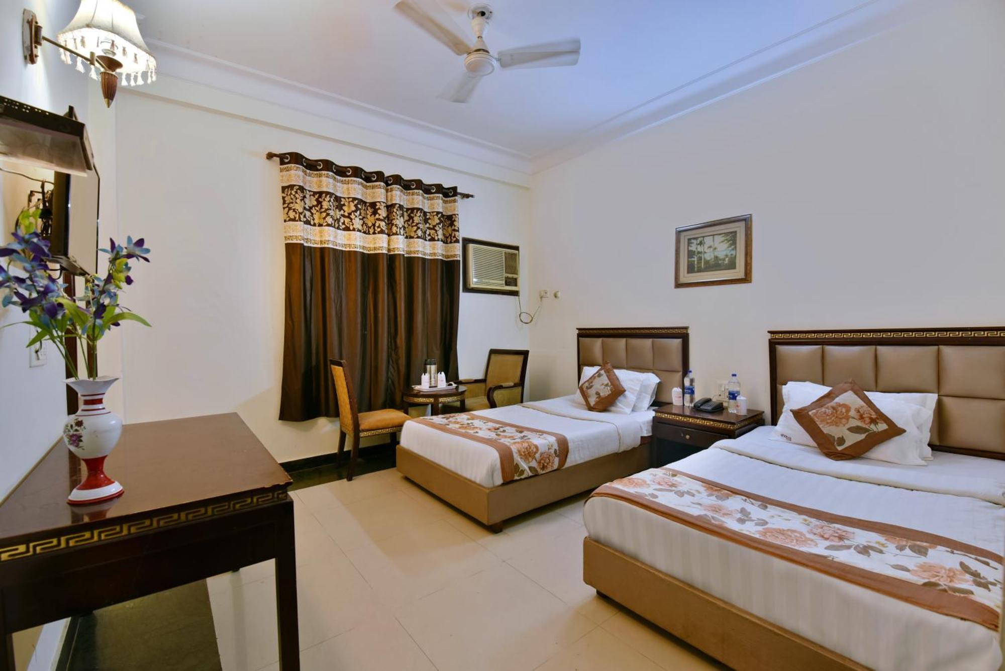 Family Spot Hotel New Delhi Eksteriør billede